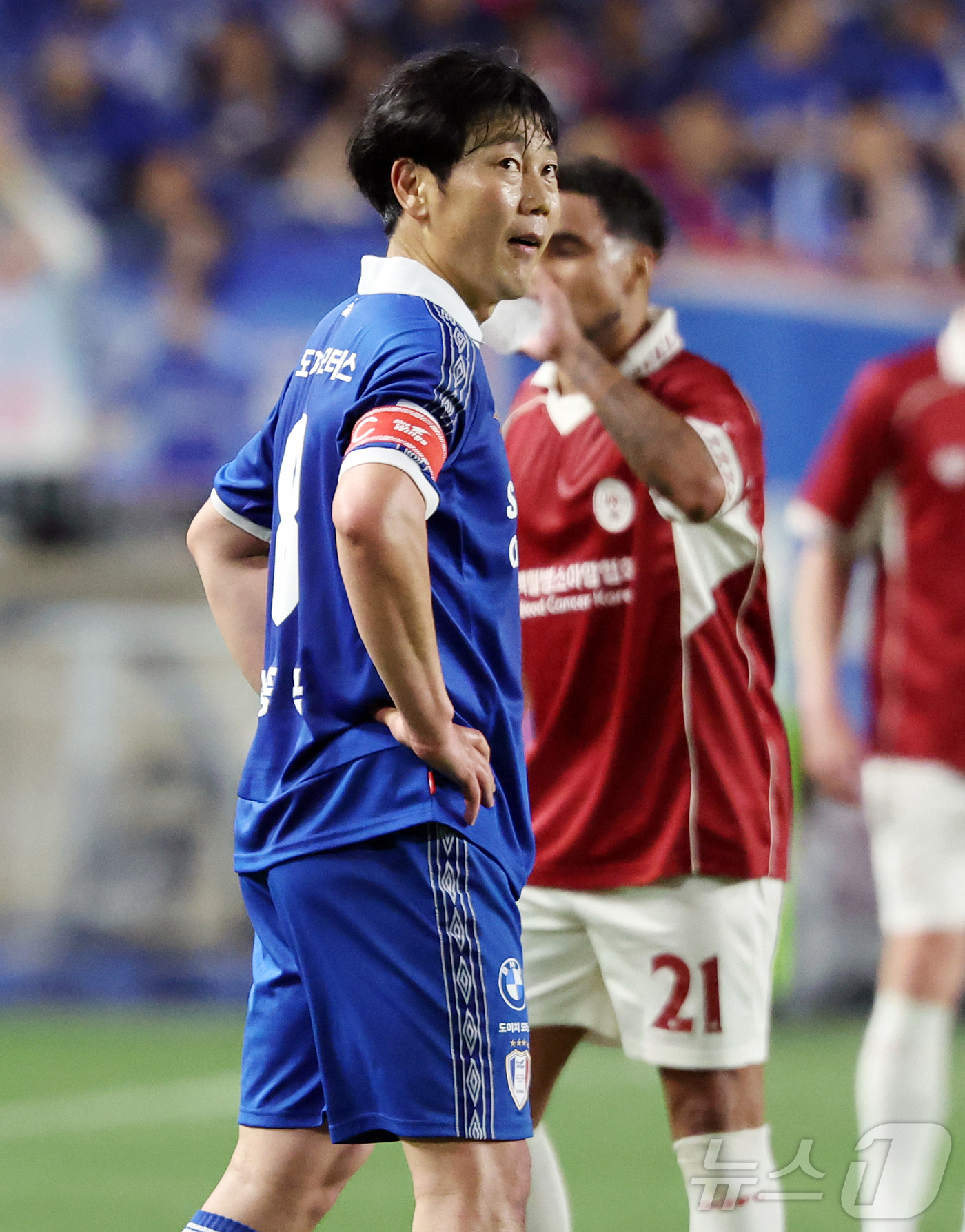 (수원=뉴스1) 김진환 기자 = 19일 오후 경기 수원시 팔달구 수원월드컵경기장에서 열린 OGFC(더오리지날FC)와 수원 삼성과의 경기, 후반 수원 삼성 송종국이 옐로우 카드를 받 …