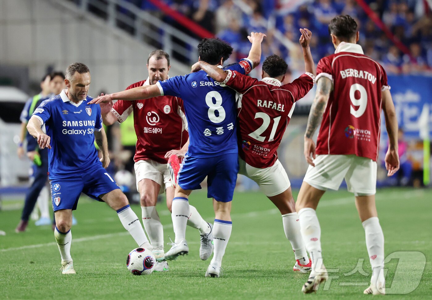 본문 이미지 - 19일 오후 경기 수원시 팔달구 수원월드컵경기장에서 열린 OGFC(더오리지날FC)와 수원 삼성과의 경기, 후반 수원 삼성 송종국과 OGFC 하파엘 다 실바가 치열한 볼 경합을 하고 있다. 2026.4.19 ⓒ 뉴스1 김진환 기자