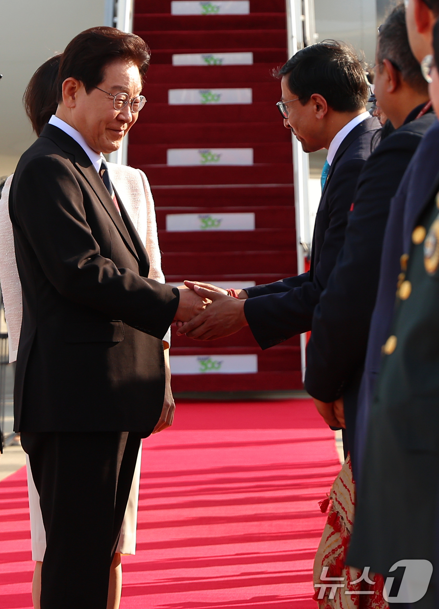 (뉴델리(인도)=뉴스1) 이재명 기자 = 인도 국빈 방문에 나선 이재명 대통령이 19일 뉴델리 팔람공항에 도착해 환영객과 인사하고 있다. 2026.4.19/뉴스1