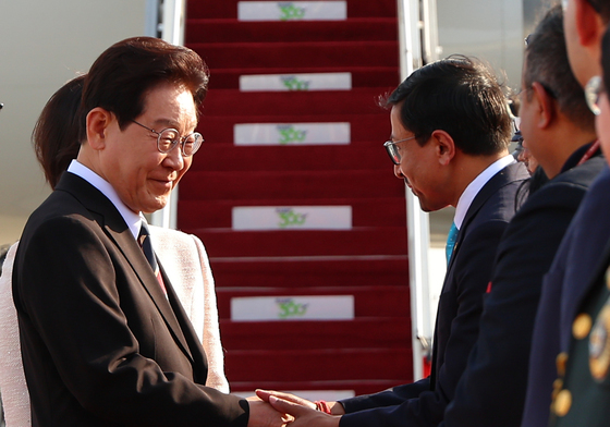 인도 환영객과 인사하는 이재명 대통령