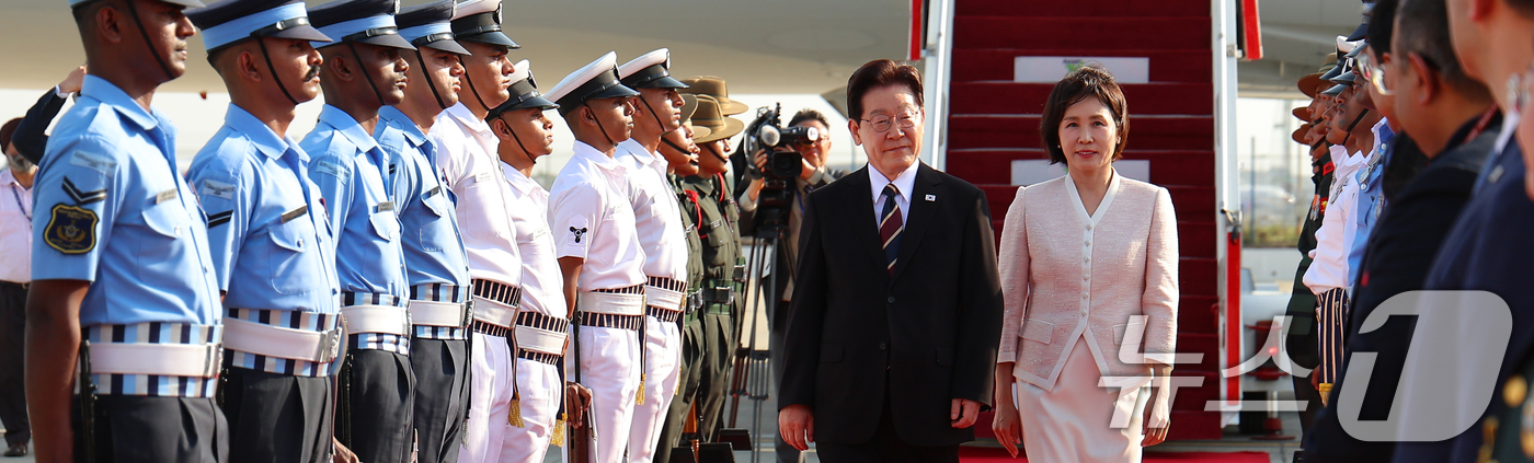 (뉴델리(인도)=뉴스1) 이재명 기자 = 인도 국빈 방문에 나선 이재명 대통령과 김혜경 여사가 19일 뉴델리 팔람공항에 도착한 공군 1호기에서 내려 이동하고 있다. 2026.4.1 …