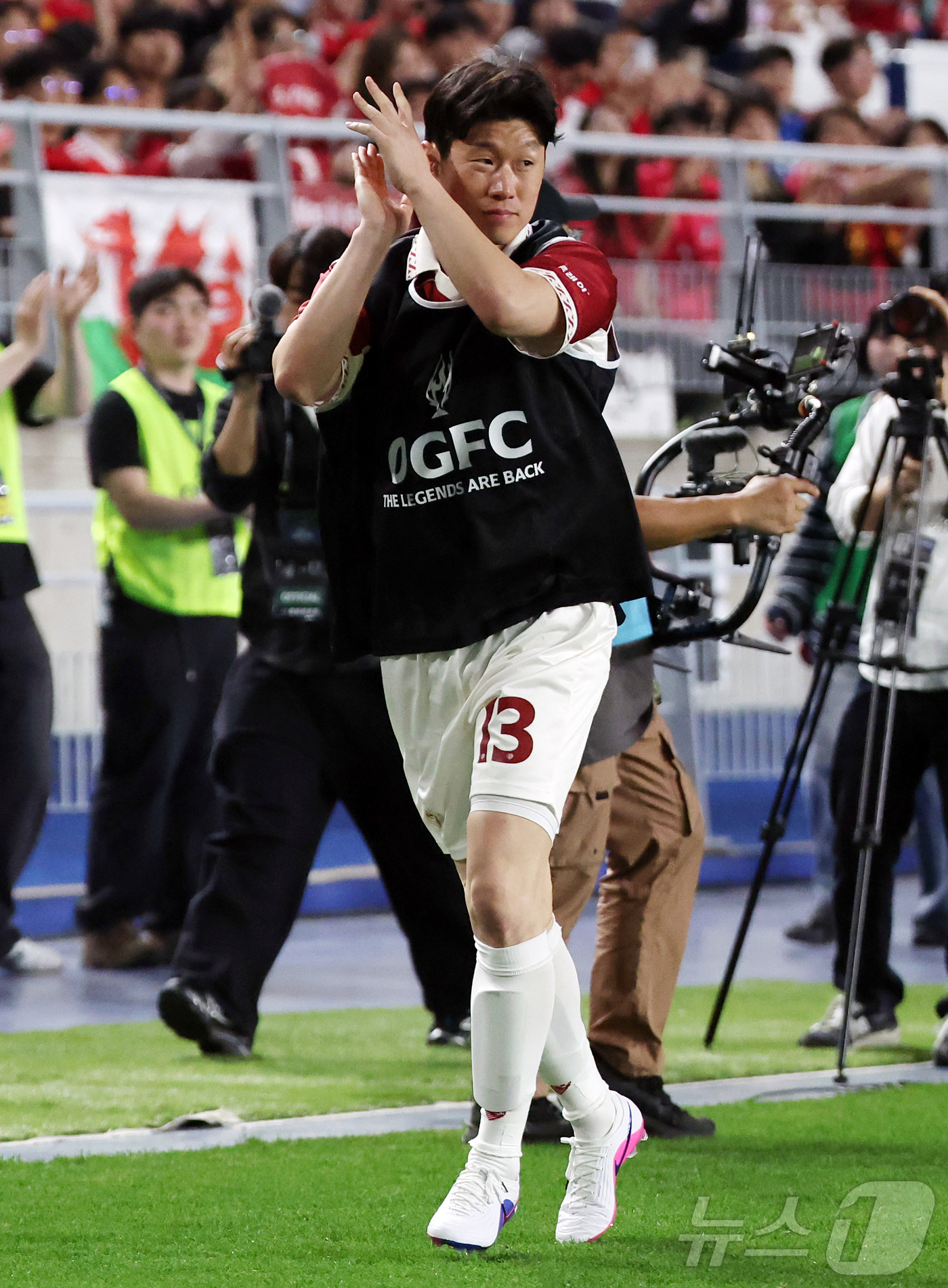 (수원=뉴스1) 김진환 기자 = 19일 오후 경기 수원시 팔달구 수원월드컵경기장에서 열린 OGFC(더오리지날FC)와 수원 삼성과의 경기, 후반 OGFC 박지성이 몸을 풀고 있다. …