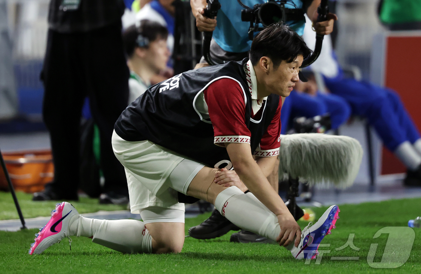 (수원=뉴스1) 김진환 기자 = 19일 오후 경기 수원시 팔달구 수원월드컵경기장에서 열린 OGFC(더오리지날FC)와 수원 삼성과의 경기, 후반 OGFC 박지성이 몸을 풀고 있다. …