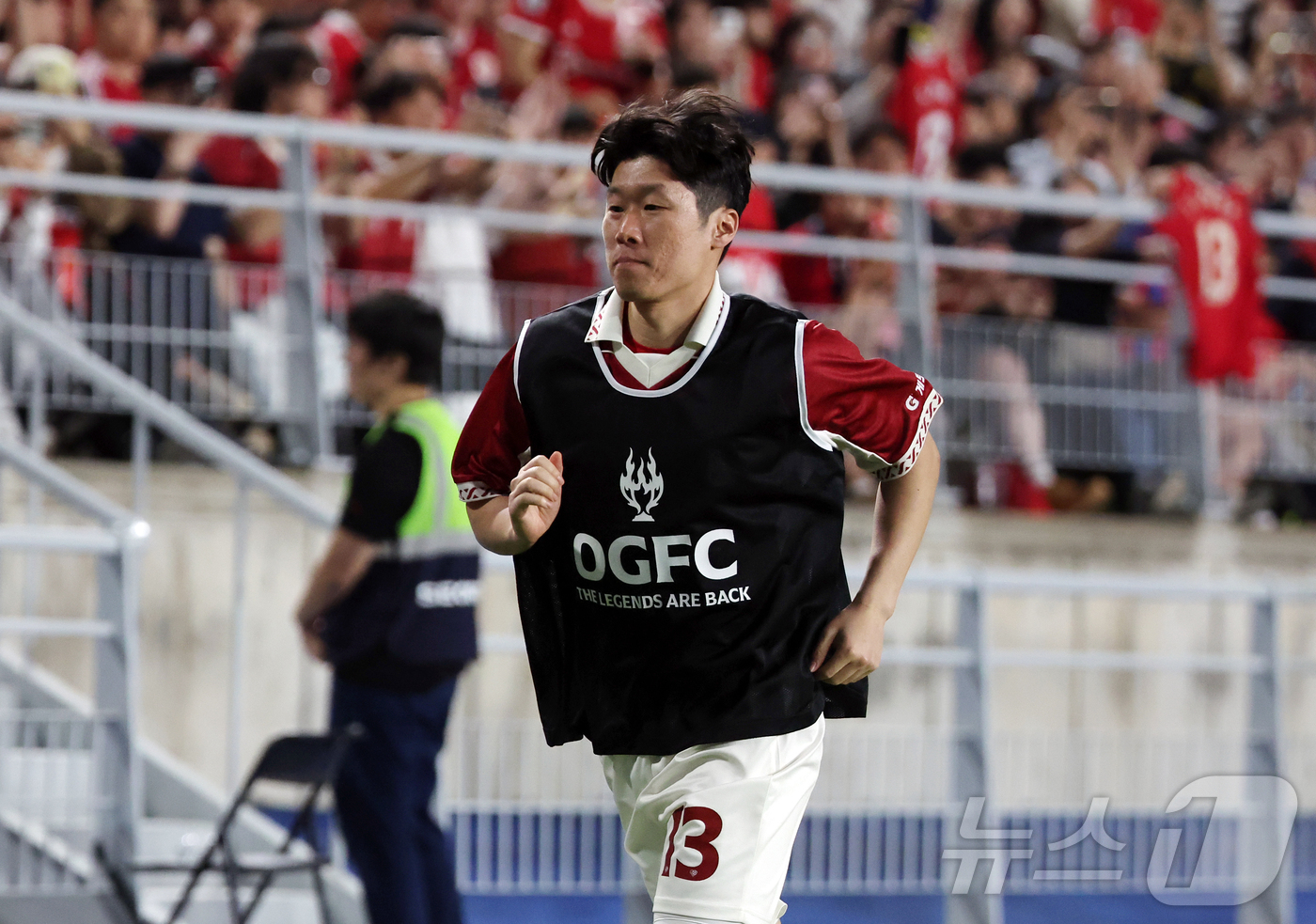 (수원=뉴스1) 김진환 기자 = 19일 오후 경기 수원시 팔달구 수원월드컵경기장에서 열린 OGFC(더오리지날FC)와 수원 삼성과의 경기, 후반 OGFC 박지성이 몸을 풀고 있다. …