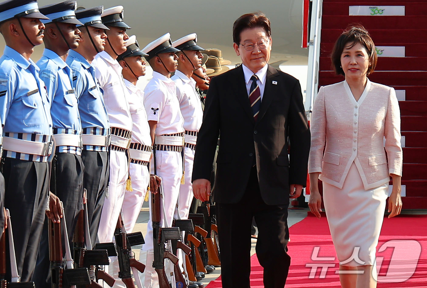 (뉴델리(인도)=뉴스1) 이재명 기자 = 인도 국빈 방문에 나선 이재명 대통령과 김혜경 여사가 19일 뉴델리 팔람공항에 도착해 이동하고 있다. 2026.4.19/뉴스1