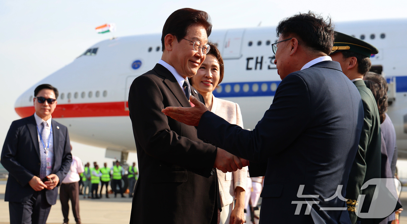 (뉴델리(인도)=뉴스1) 이재명 기자 = 인도 국빈 방문에 나선 이재명 대통령이 19일 뉴델리 팔람공항에 도착해 환영객과 인사하고 있다. 2026.4.19/뉴스1