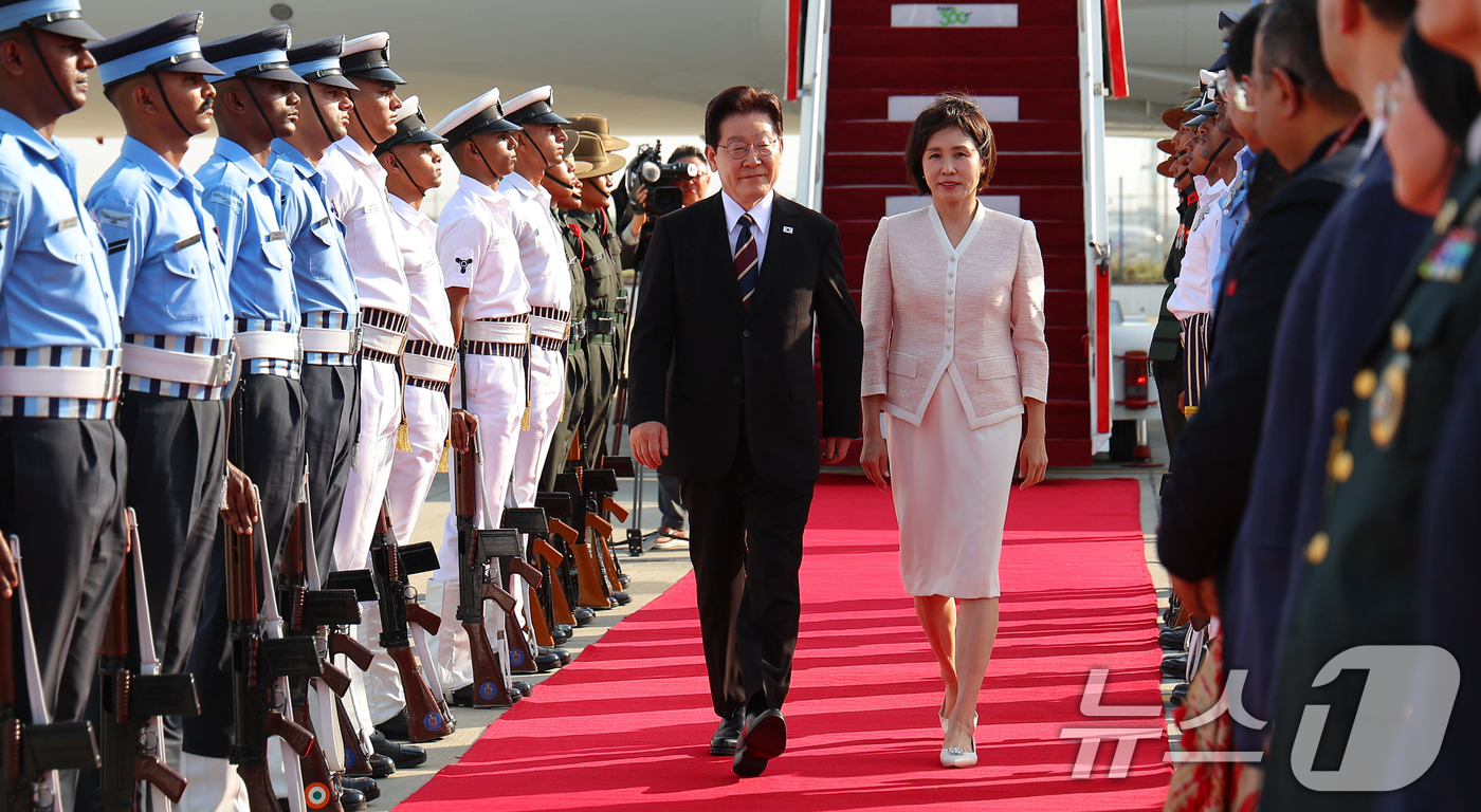 (뉴델리(인도)=뉴스1) 이재명 기자 = 인도 국빈 방문에 나선 이재명 대통령과 김혜경 여사가 19일 뉴델리 팔람공항에 도착해 이동하고 있다. 2026.4.19/뉴스1