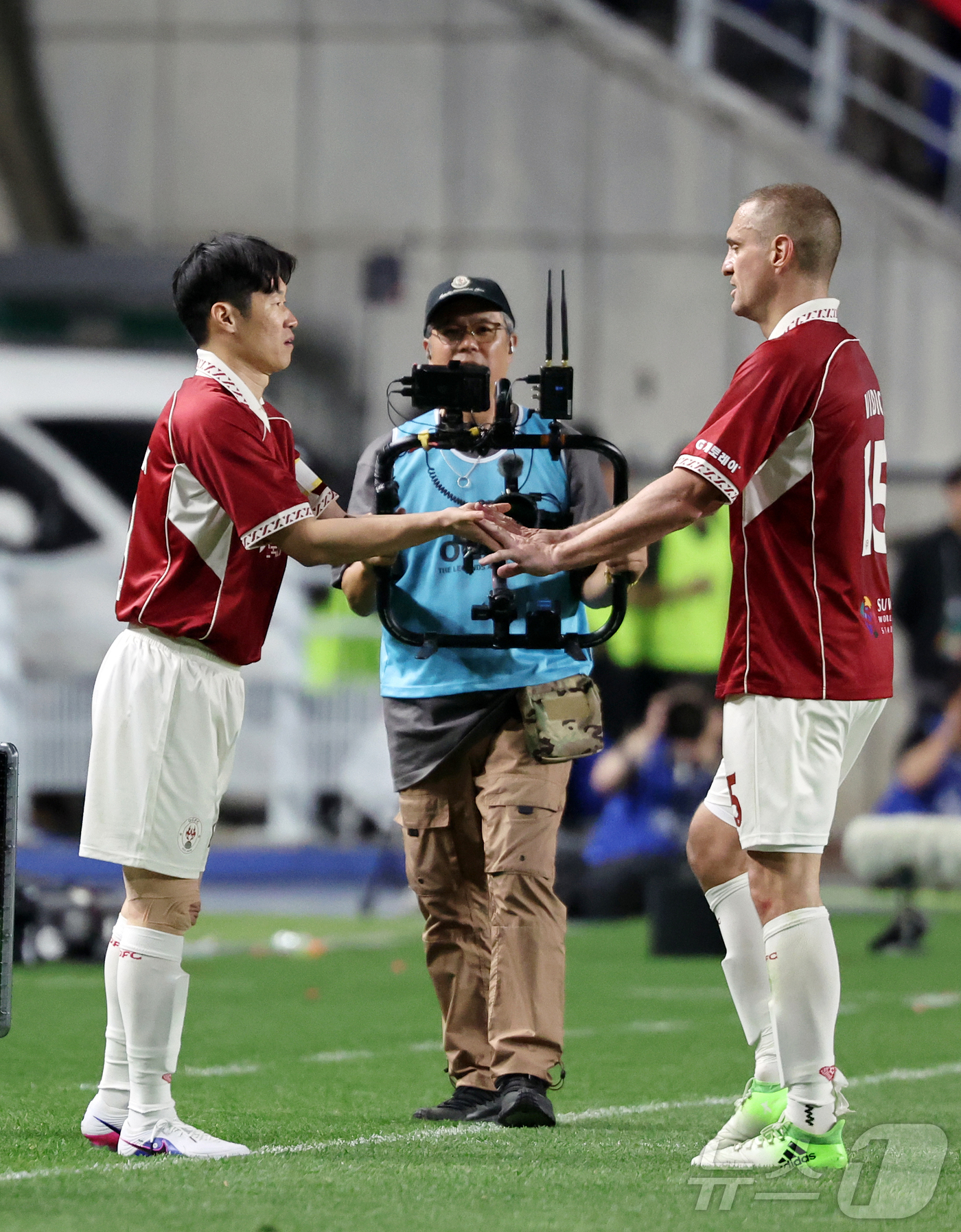 (수원=뉴스1) 김진환 기자 = 19일 오후 경기 수원시 팔달구 수원월드컵경기장에서 열린 OGFC(더오리지날FC)와 수원 삼성과의 경기, 후반 OGFC 박지성이 교체 투입되고 있다 …