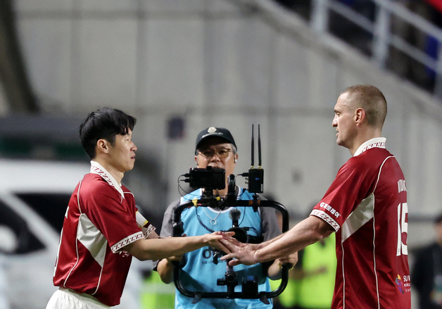 네마냐 비디치와 교체로 들어오는 박지성