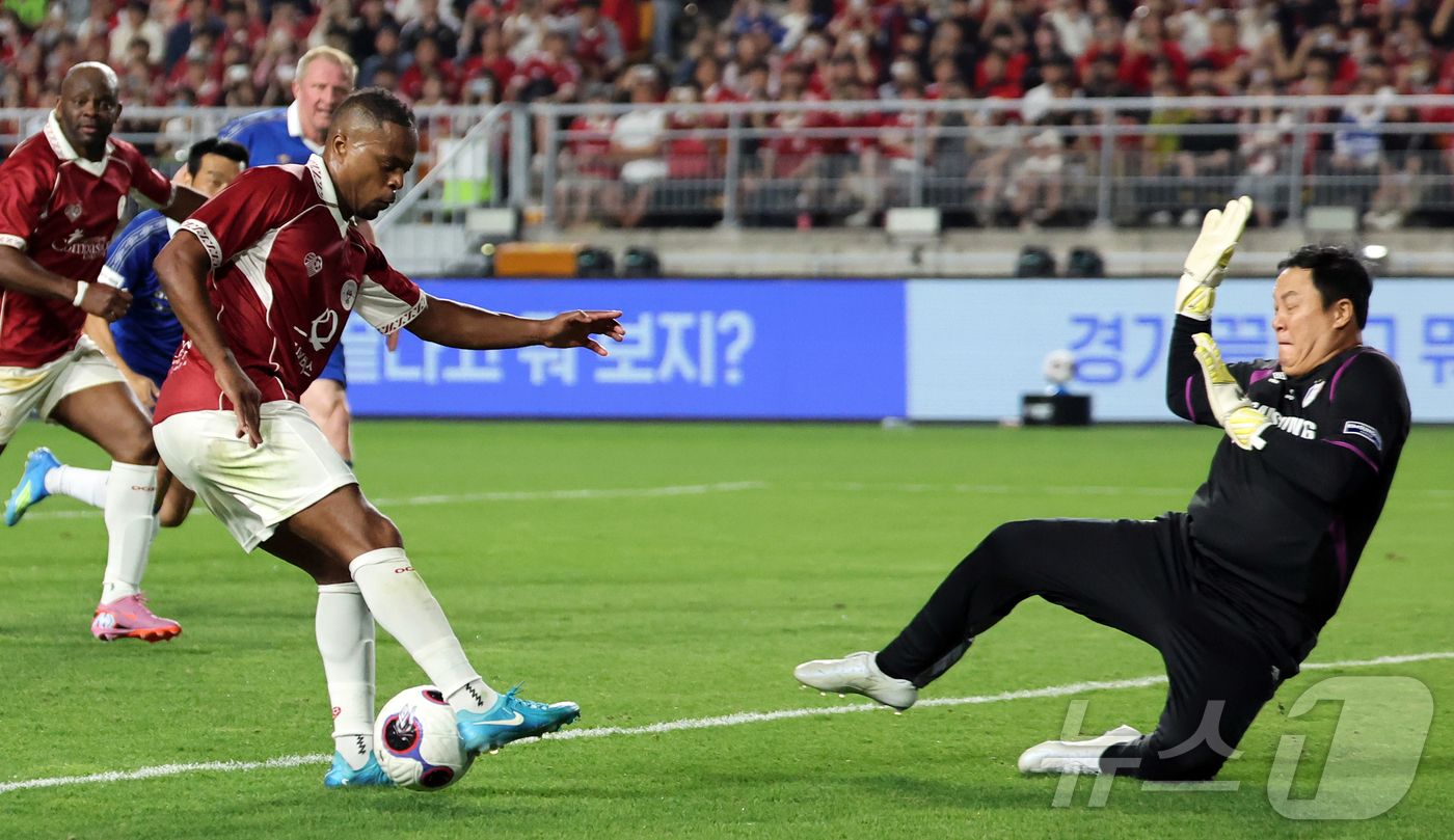 (수원=뉴스1) 김진환 기자 = 19일 오후 경기 수원시 팔달구 수원월드컵경기장에서 열린 OGFC(더오리지날FC)와 수원 삼성과의 경기, 후반 OGFC 파트리스 에브라가 골문 앞에 …