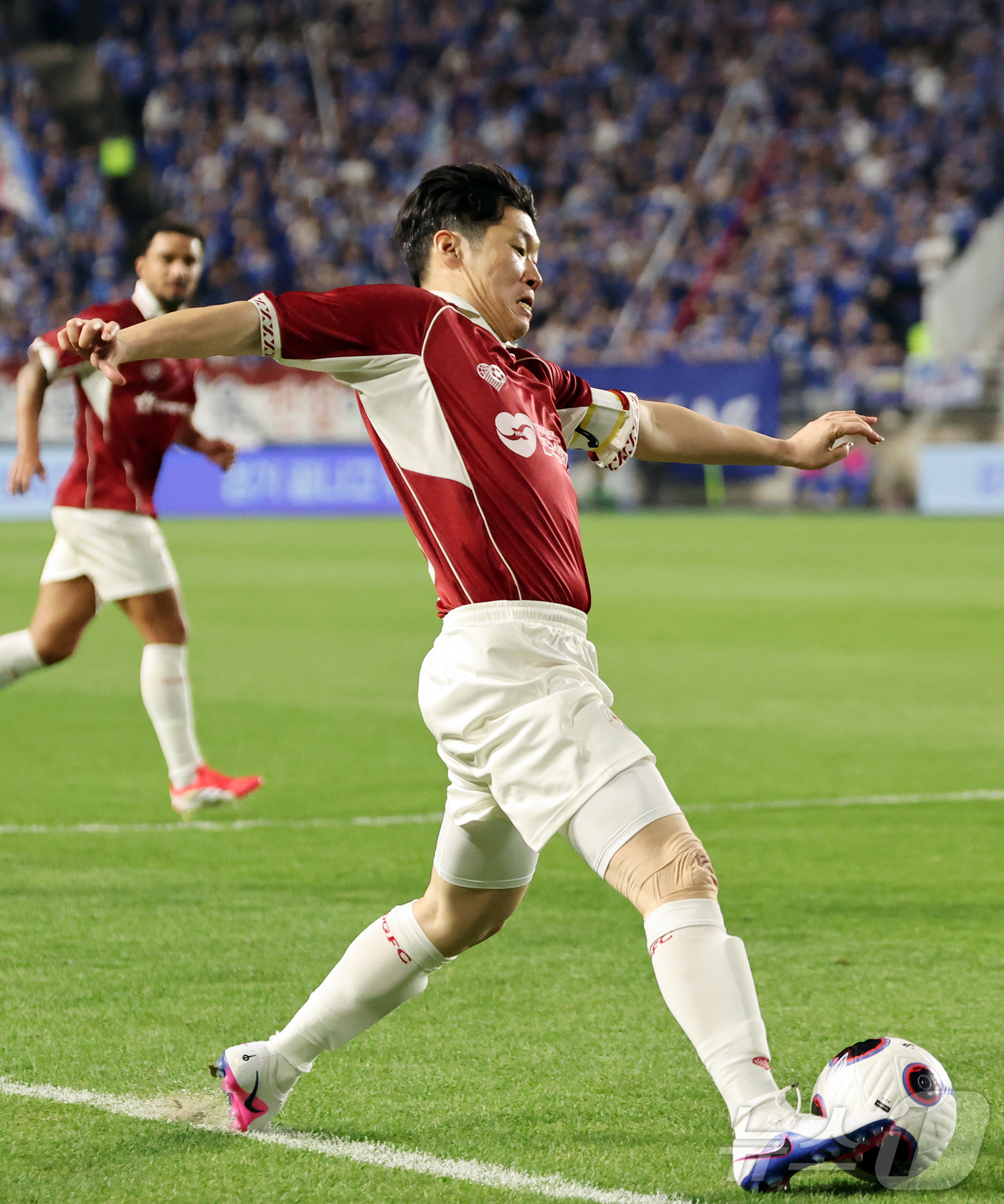 (수원=뉴스1) 김진환 기자 = 19일 오후 경기 수원시 팔달구 수원월드컵경기장에서 열린 OGFC(더오리지날FC)와 수원 삼성과의 경기, 후반 OGFC 박지성이 볼 트래핑을 하고 …