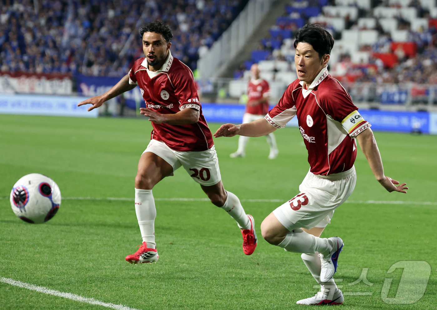 (수원=뉴스1) 김진환 기자 = 19일 오후 경기 수원시 팔달구 수원월드컵경기장에서 열린 OGFC(더오리지날FC)와 수원 삼성과의 경기, 후반 OGFC 박지성이 공을 향해 달리고 …