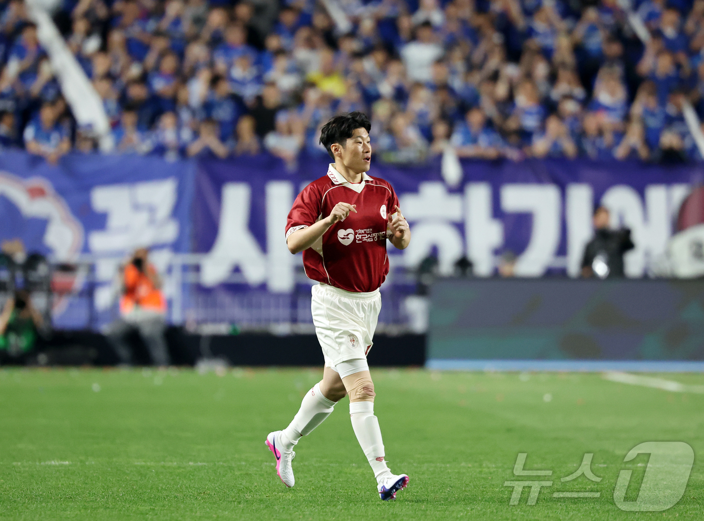 (수원=뉴스1) 김진환 기자 = 19일 오후 경기 수원시 팔달구 수원월드컵경기장에서 열린 OGFC(더오리지날FC)와 수원 삼성과의 경기, 후반 OGFC 박지성이 교체 투입되고 있다 …