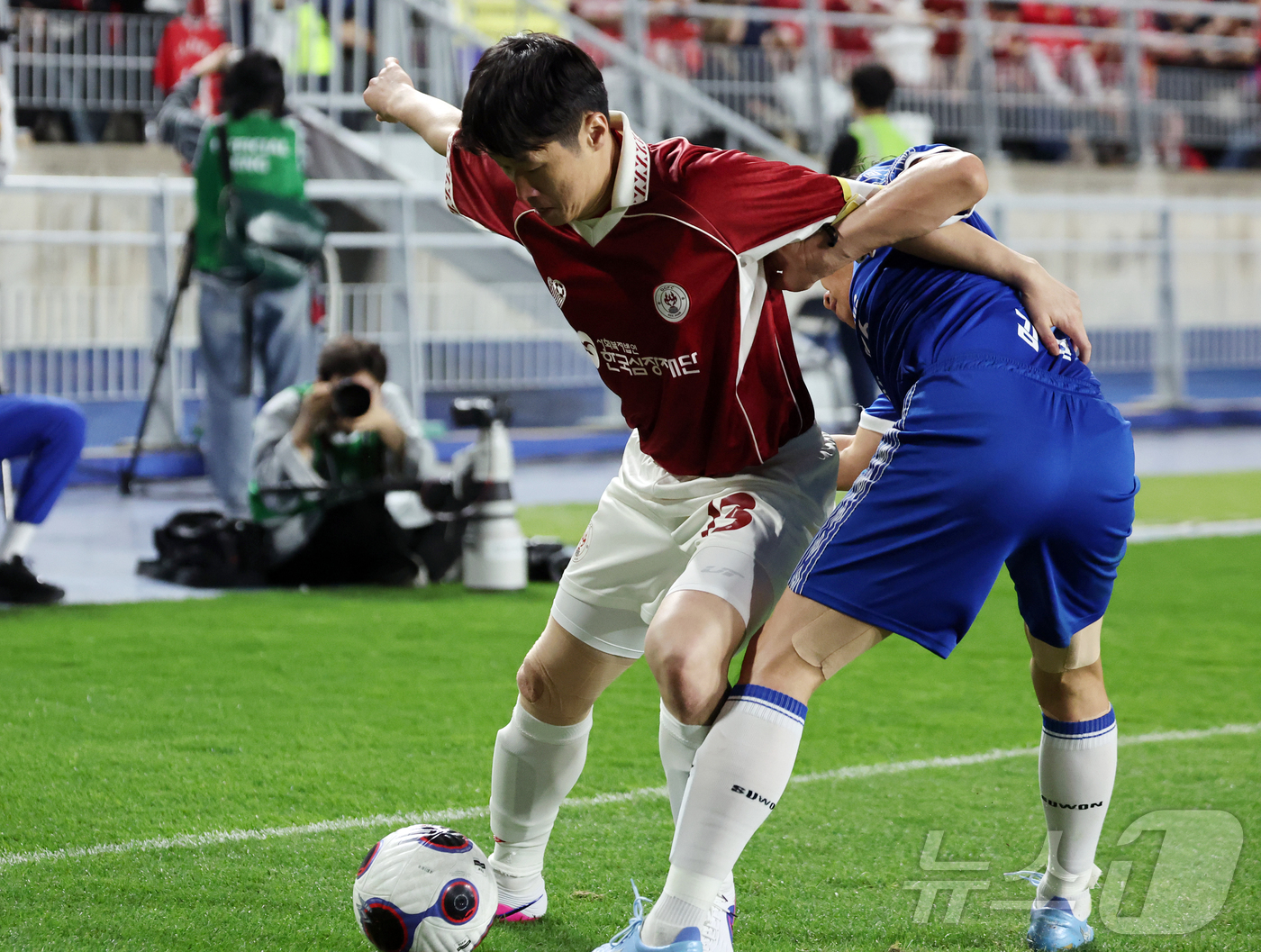 (수원=뉴스1) 김진환 기자 = 19일 오후 경기 수원시 팔달구 수원월드컵경기장에서 열린 OGFC(더오리지날FC)와 수원 삼성과의 경기, 후반 OGFC 박지성이 수원 삼성 김진우와 …