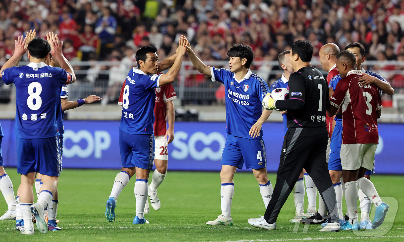 (수원=뉴스1) 김진환 기자 = 19일 오후 경기 수원시 팔달구 수원월드컵경기장에서 열린 OGFC(더오리지날FC)와 수원 삼성과의 경기, 1대0 승리를 거둔 수원 삼성 선수들이 기 …