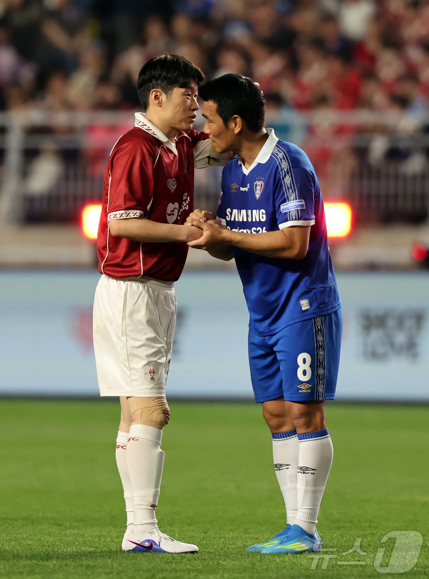 (수원=뉴스1) 김진환 기자 = 19일 오후 경기 수원시 팔달구 수원월드컵경기장에서 열린 OGFC(더오리지날FC)와 수원 삼성과의 경기, OGFC 박지성이 1대0 승리를 거둔 수원 …