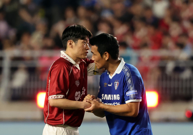 조원희와 인사 나누는 박지성