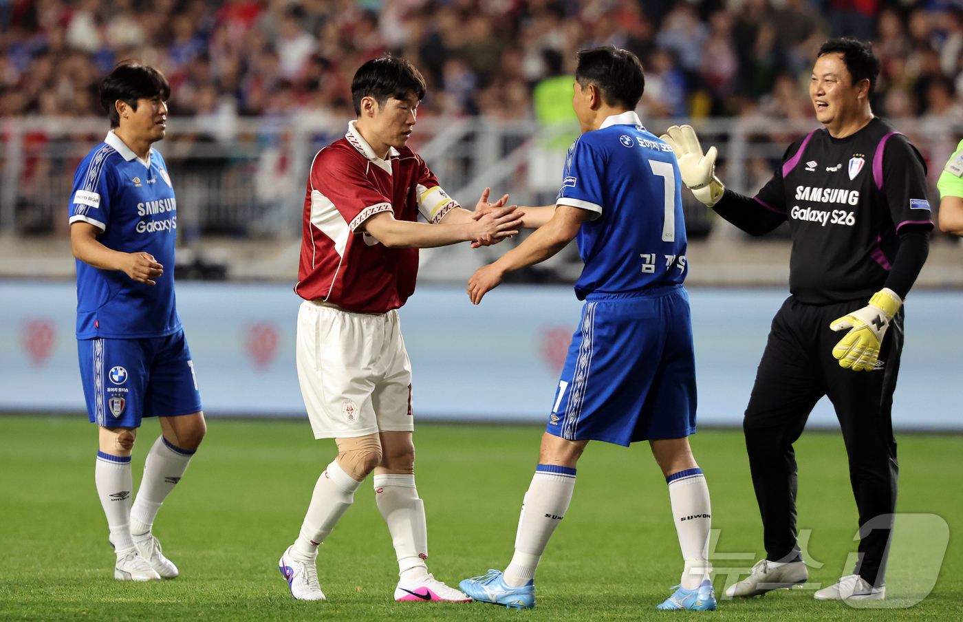 (수원=뉴스1) 김진환 기자 = 19일 오후 경기 수원시 팔달구 수원월드컵경기장에서 열린 OGFC(더오리지날FC)와 수원 삼성과의 경기, OGFC 박지성이 1대0 승리를 거둔 수원 …