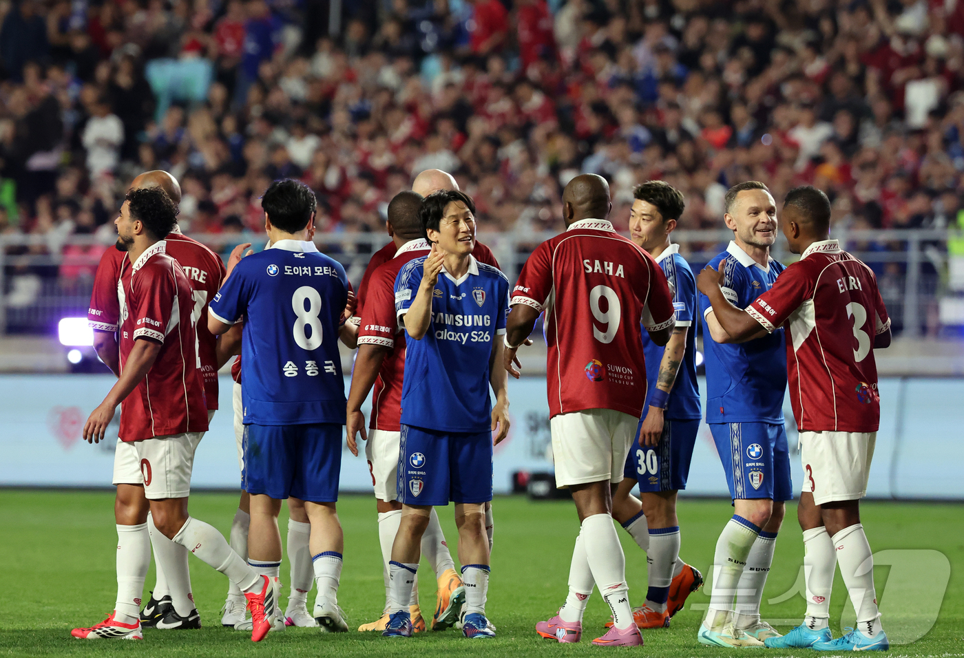 (수원=뉴스1) 김진환 기자 = 19일 오후 경기 수원시 팔달구 수원월드컵경기장에서 열린 OGFC(더오리지날FC)와 수원 삼성과의 경기, 1대0 승리를 거둔 수원 삼성 선수들이 O …