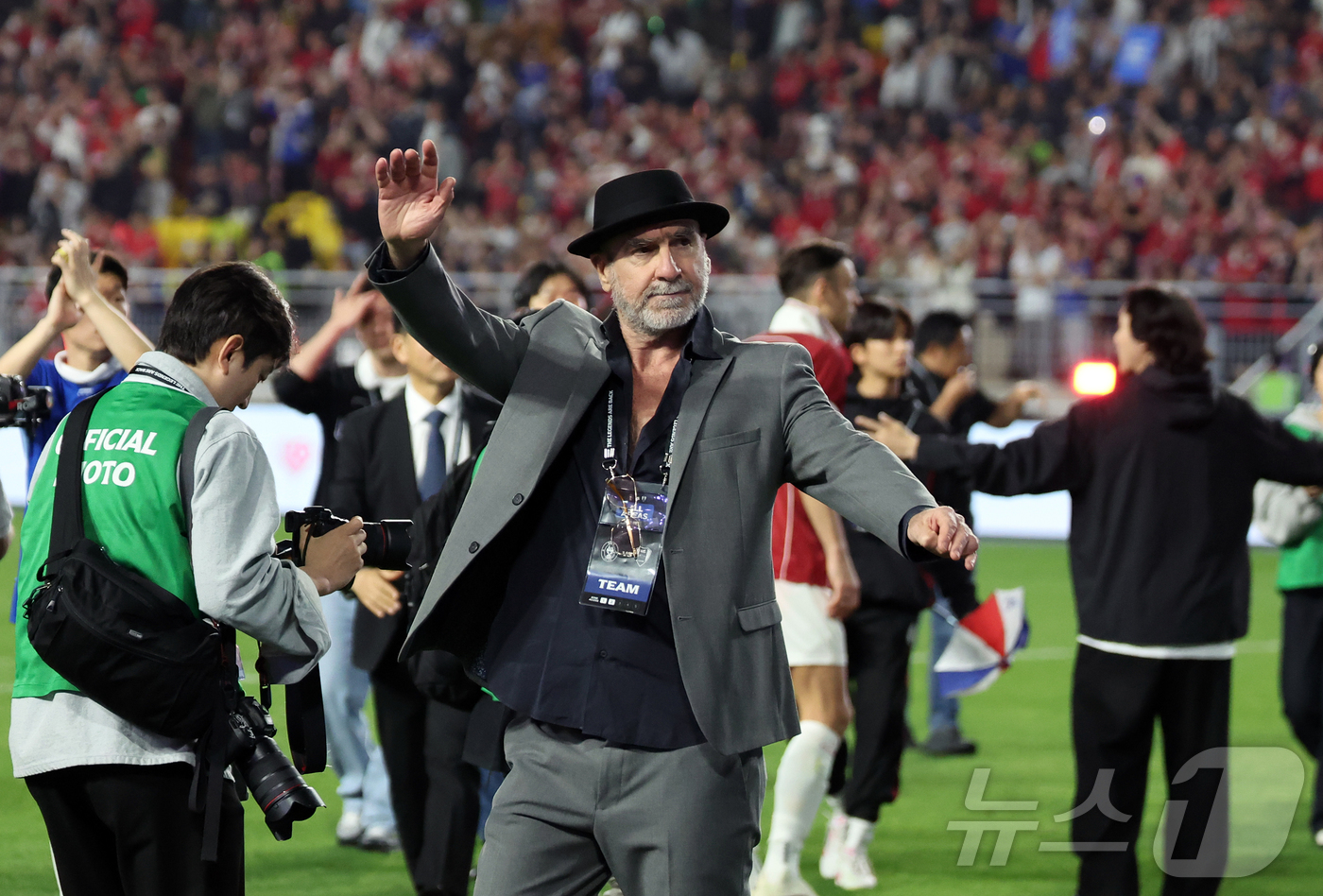 (수원=뉴스1) 김진환 기자 = 19일 오후 경기 수원시 팔달구 수원월드컵경기장에서 열린 OGFC(더오리지날FC)와 수원 삼성과의 경기, 0대1로 패한 OGFC의 에릭 칸토나 감독 …