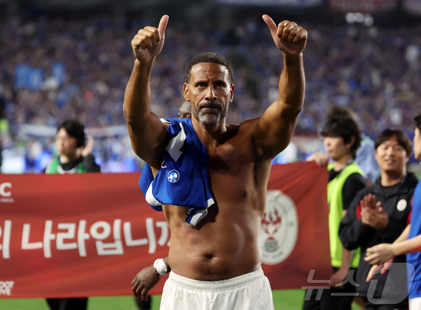 (수원=뉴스1) 김진환 기자 = 19일 오후 경기 수원시 팔달구 수원월드컵경기장에서 열린 OGFC(더오리지날FC)와 수원 삼성과의 경기, 0대1로 패한 OGFC의 리오 퍼디난드가 …