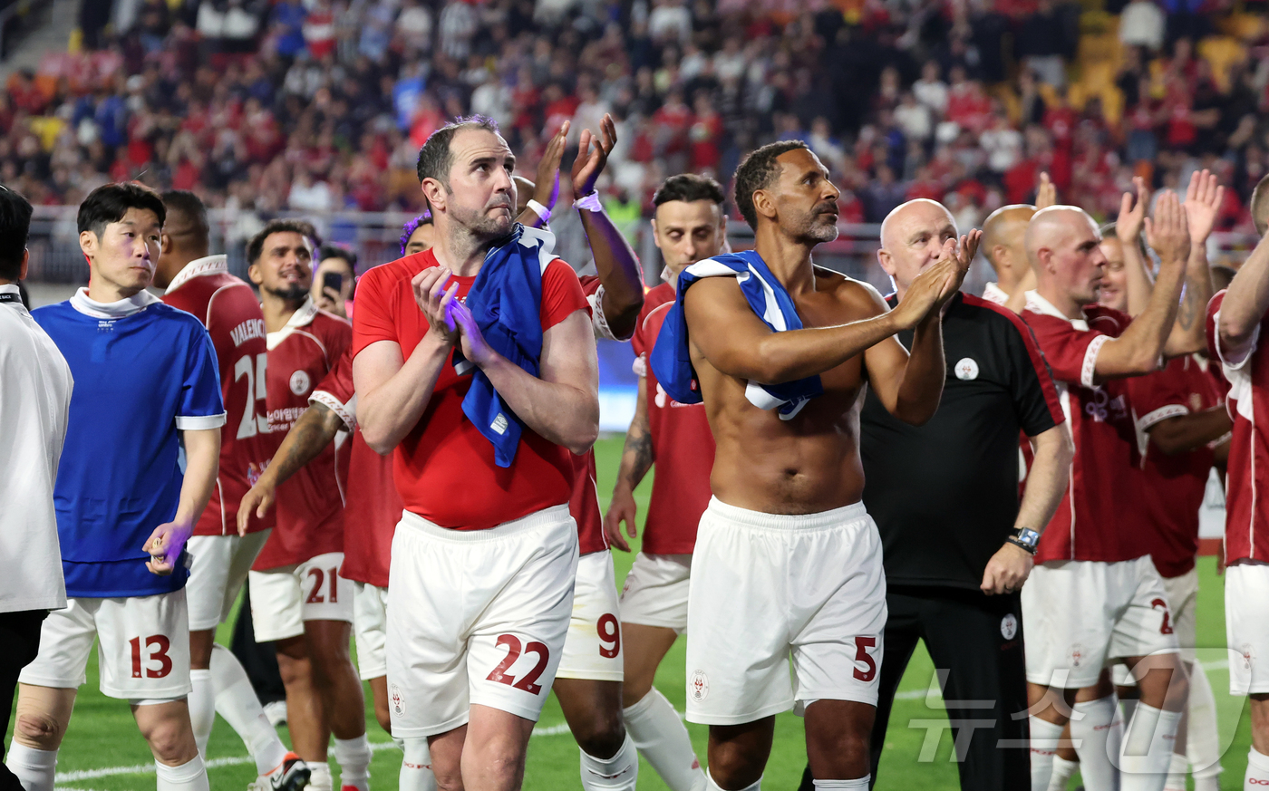 (수원=뉴스1) 김진환 기자 = 19일 오후 경기 수원시 팔달구 수원월드컵경기장에서 열린 OGFC(더오리지날FC)와 수원 삼성과의 경기, 0대1로 패한 OGFC의 선수들이 응원석 …