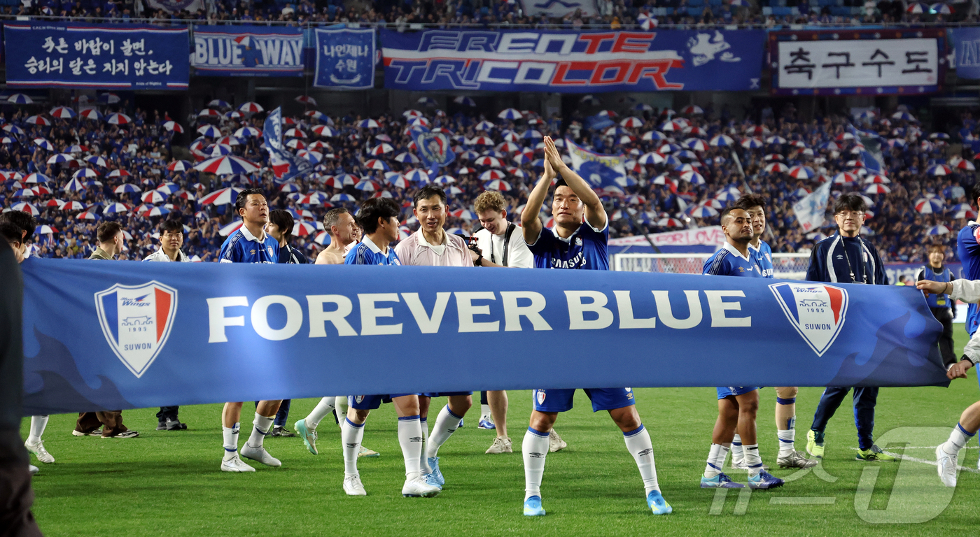 (수원=뉴스1) 김진환 기자 = 19일 오후 경기 수원시 팔달구 수원월드컵경기장에서 열린 OGFC(더오리지날FC)와 수원 삼성과의 경기, 1대0 승리를 거둔 수원 삼성 선수들이 O …