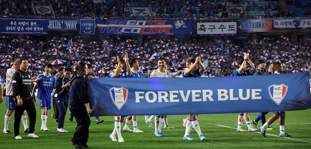 OGFC 응원단 향해 인사하는 수원 선수들