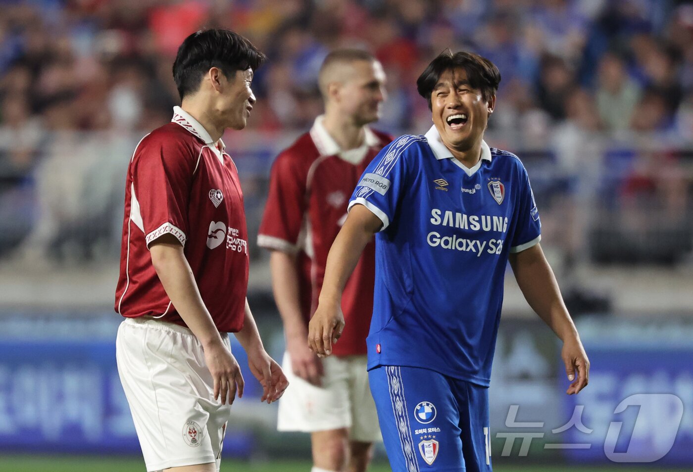 본문 이미지 - 19일 오후 경기 수원시 팔달구 수원월드컵경기장에서 열린 OGFC(더오리지날FC)와 수원 삼성과의 경기, 후반 OGFC 박지성과 수원 삼성 서정원 선수 겸 감독이 웃으며 대화를 나누고 있다. 2026.4.19 ⓒ 뉴스1 김진환 기자