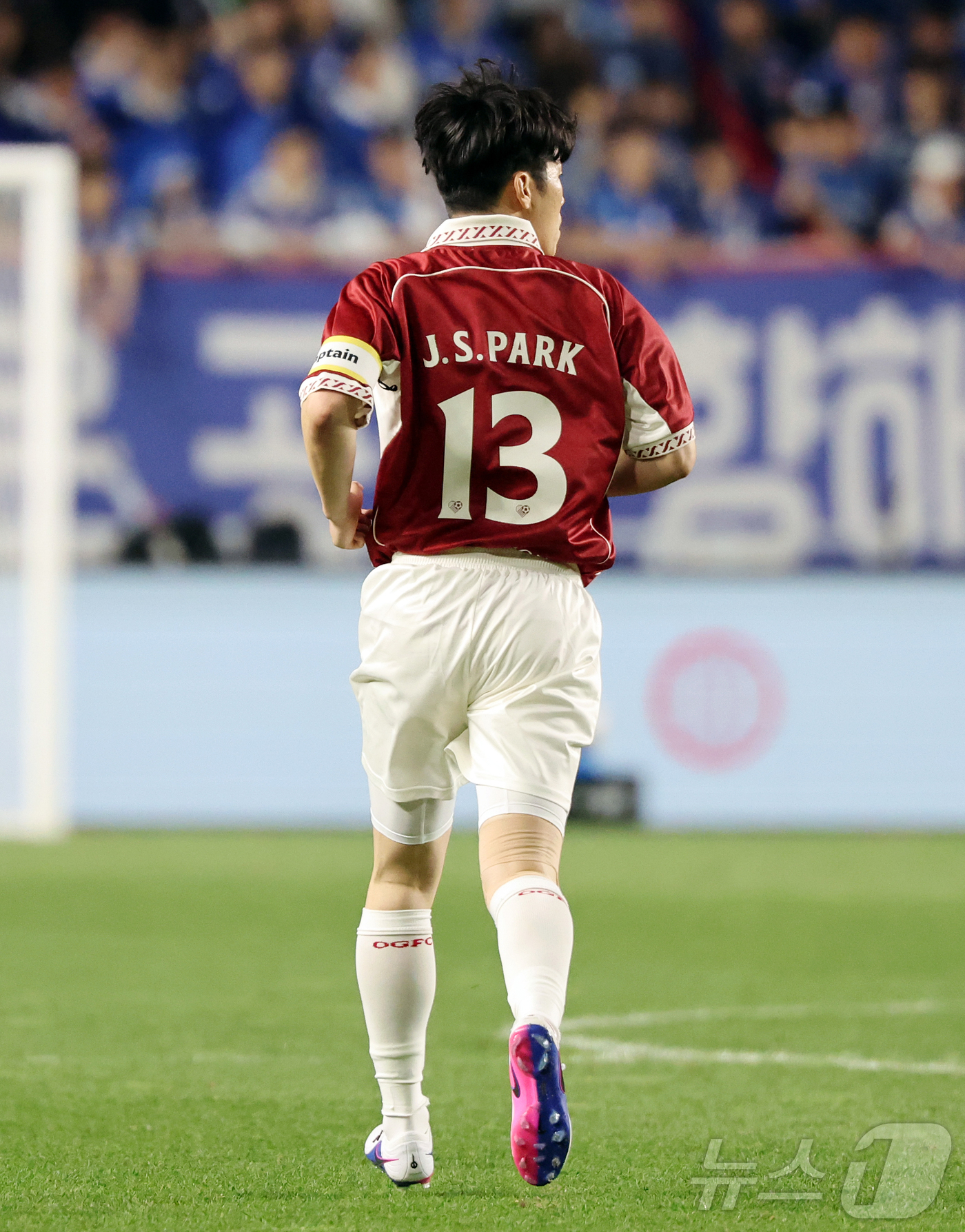(수원=뉴스1) 김진환 기자 = 19일 오후 경기 수원시 팔달구 수원월드컵경기장에서 열린 OGFC(더오리지날FC)와 수원 삼성과의 경기, 후반 OGFC 박지성이 그라운드를 이동하고 …