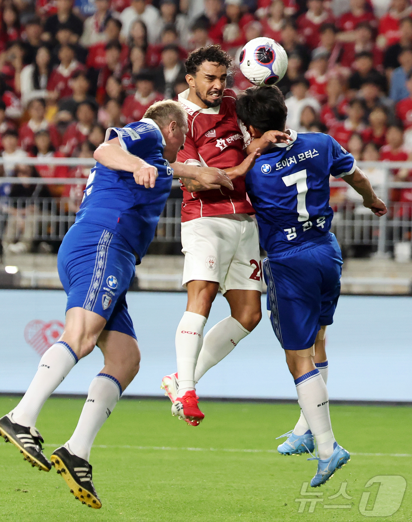 (수원=뉴스1) 김진환 기자 = 19일 오후 경기 수원시 팔달구 수원월드컵경기장에서 열린 OGFC(더오리지날FC)와 수원 삼성과의 경기, 후반 OGFC 파비우가 헤더를 하고 있다. …