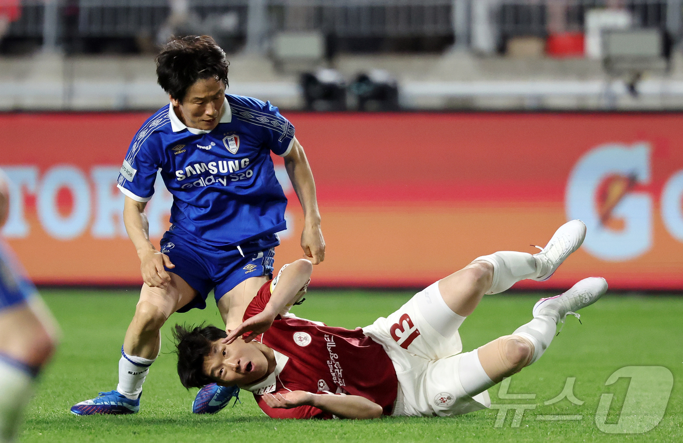 (수원=뉴스1) 김진환 기자 = 19일 오후 경기 수원시 팔달구 수원월드컵경기장에서 열린 OGFC(더오리지날FC)와 수원 삼성과의 경기, 후반 OGFC 박지성이 수원 삼성 이병근의 …