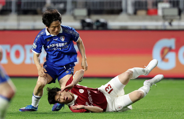 이병근 태클에 넘어지는 박지성