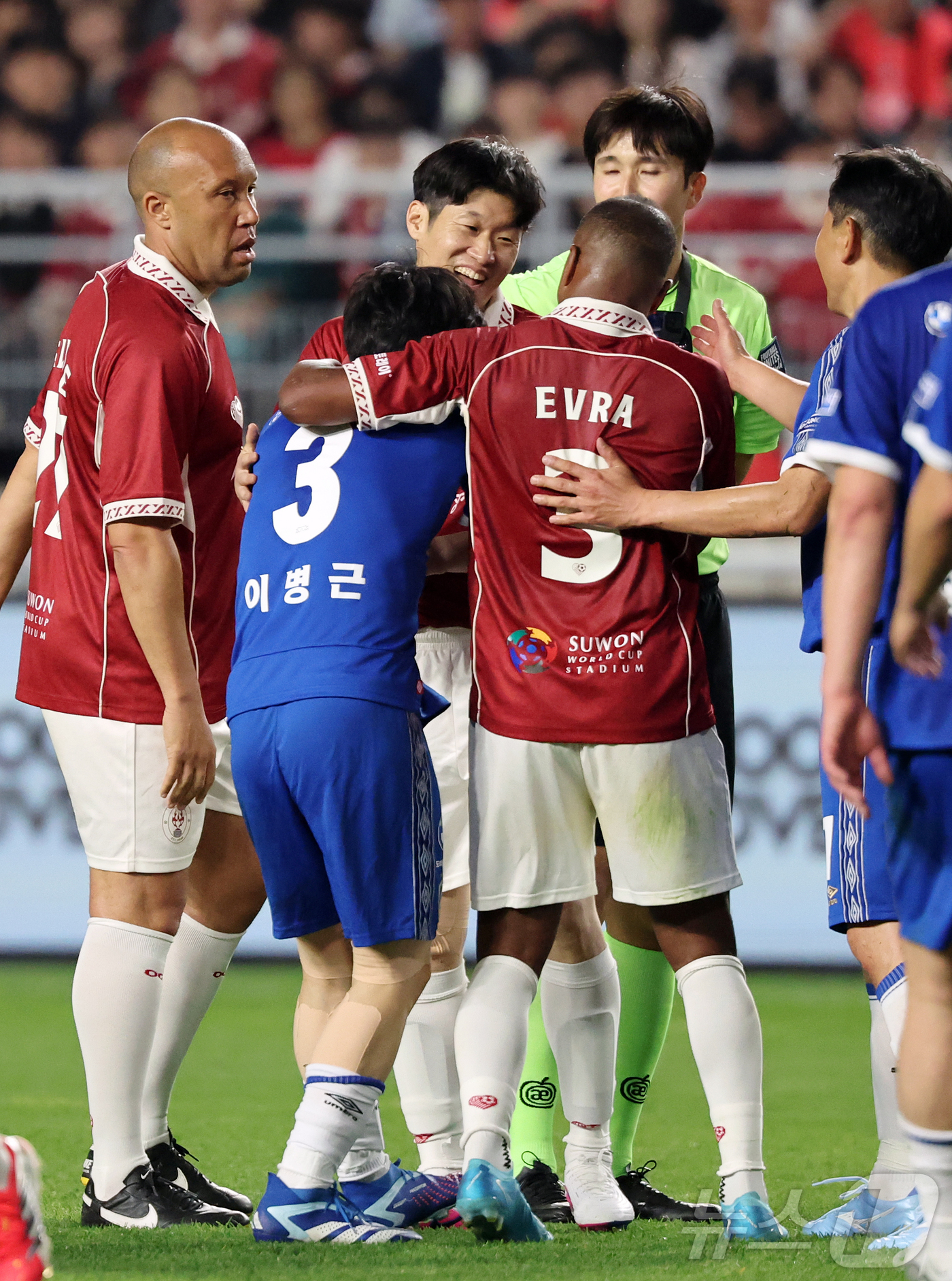 (수원=뉴스1) 김진환 기자 = 19일 오후 경기 수원시 팔달구 수원월드컵경기장에서 열린 OGFC(더오리지날FC)와 수원 삼성과의 경기, 후반 OGFC 파트리스 에브라가 박지성에게 …