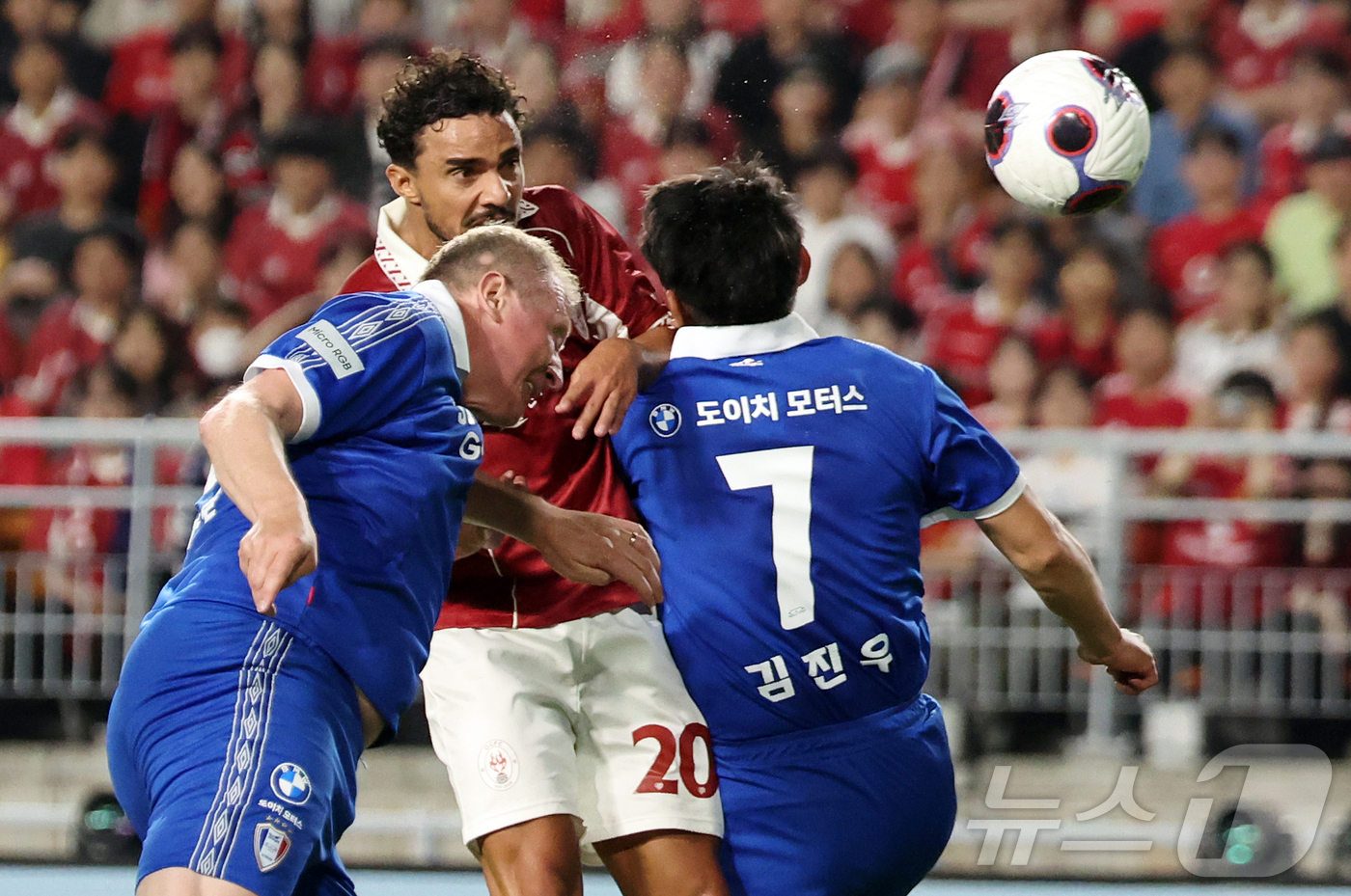 (수원=뉴스1) 김진환 기자 = 19일 오후 경기 수원시 팔달구 수원월드컵경기장에서 열린 OGFC(더오리지날FC)와 수원 삼성과의 경기, 후반 OGFC 파비우가 헤더를 하고 있다. …