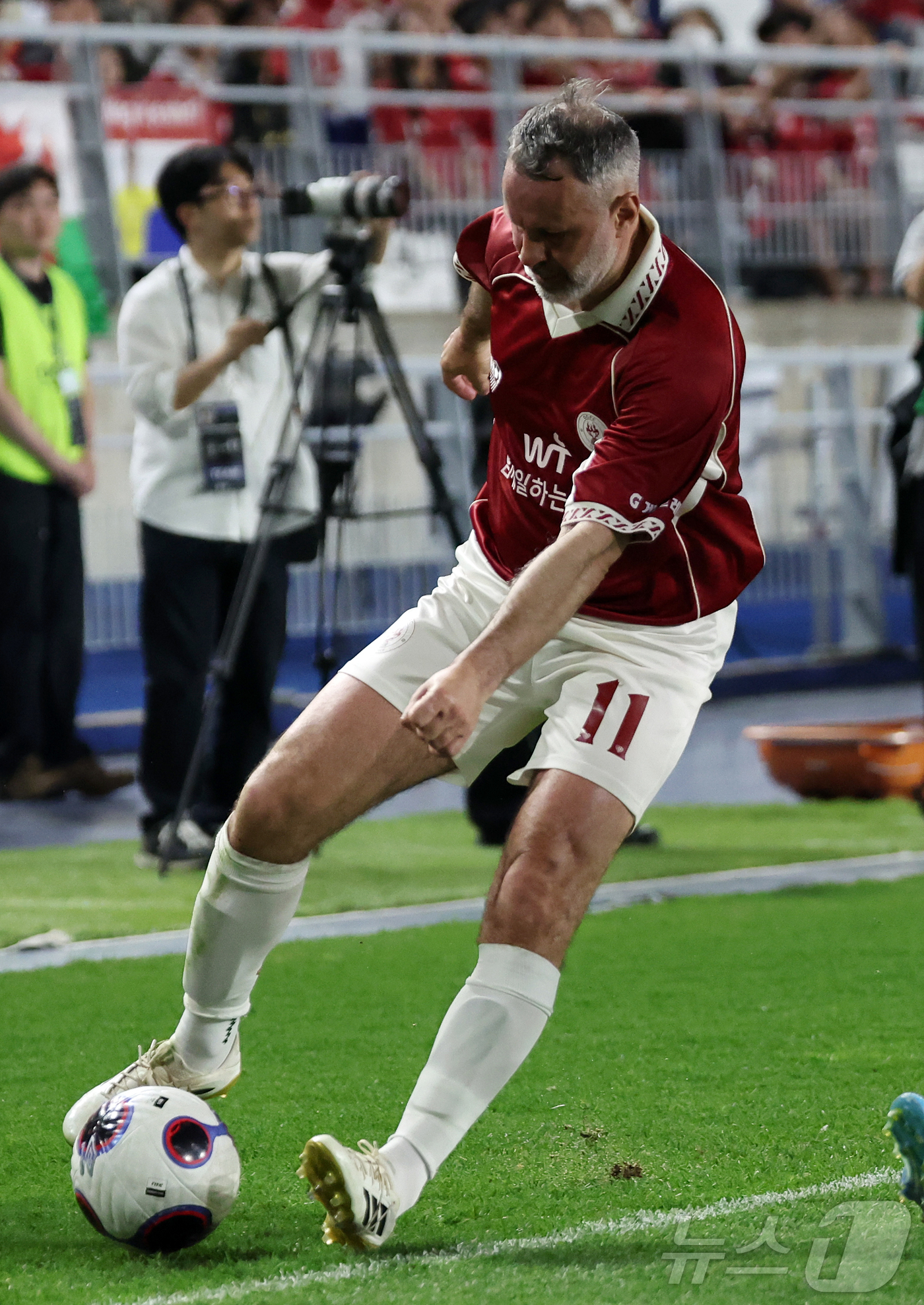 (수원=뉴스1) 김진환 기자 = 19일 오후 경기 수원시 팔달구 수원월드컵경기장에서 열린 OGFC(더오리지날FC)와 수원 삼성과의 경기, 후반 OGFC 긱스가 볼 트래핑 중 걸려 …