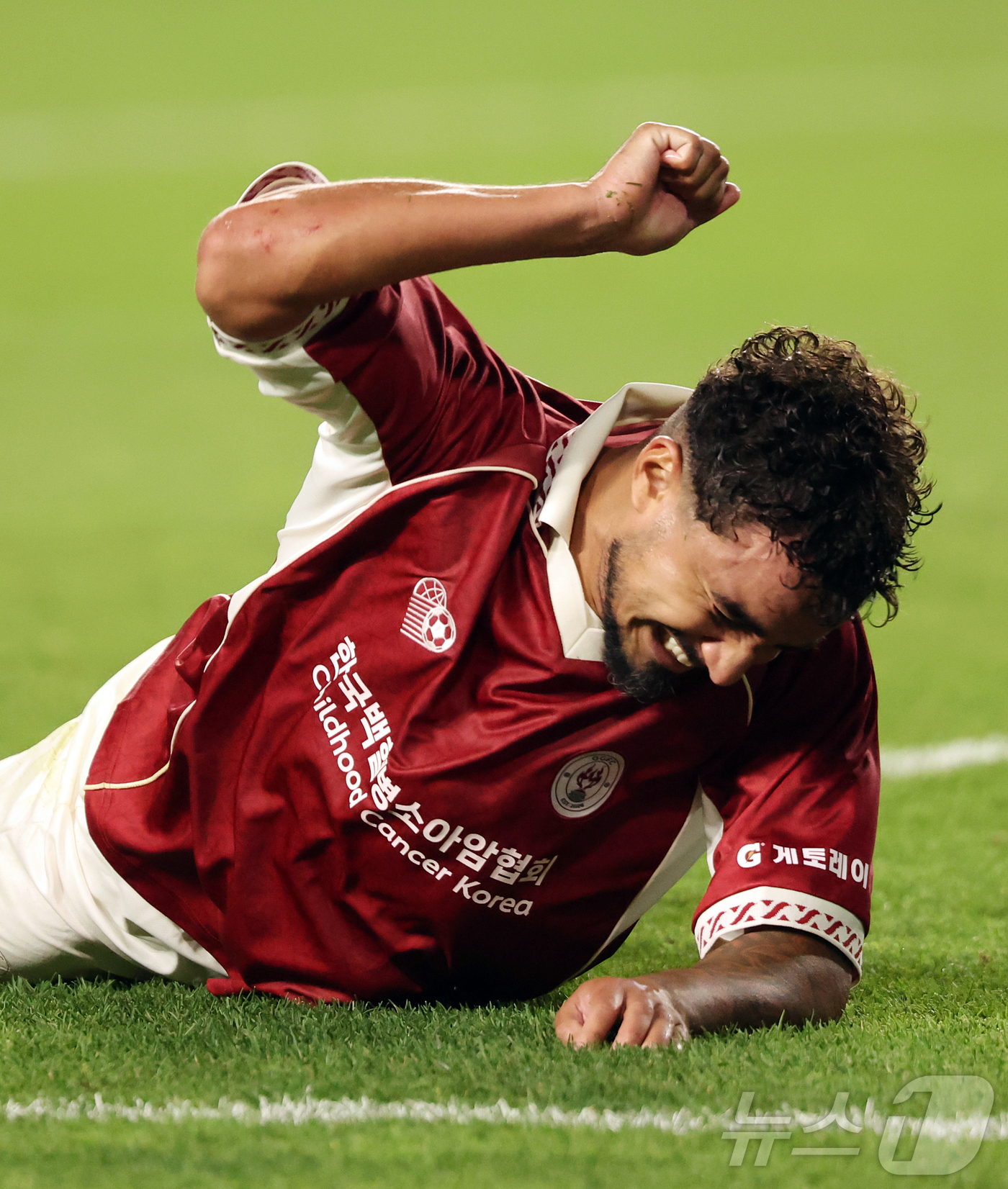(수원=뉴스1) 김진환 기자 = 19일 오후 경기 수원시 팔달구 수원월드컵경기장에서 열린 OGFC(더오리지날FC)와 수원 삼성과의 경기, 후반 OGFC 하파엘 다 실바가 부상을 당 …