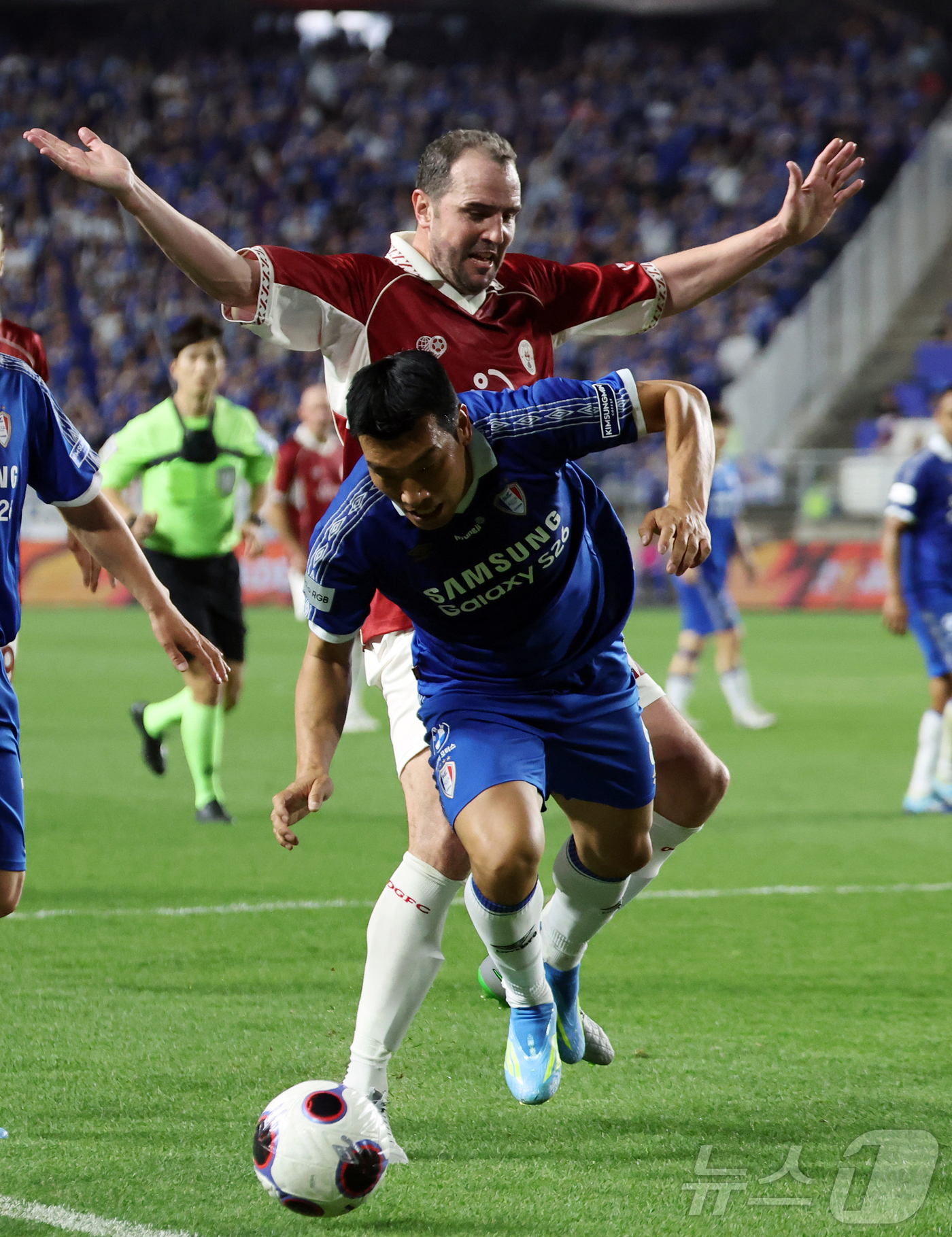 (수원=뉴스1) 김진환 기자 = 19일 오후 경기 수원시 팔달구 수원월드컵경기장에서 열린 OGFC(더오리지날FC)와 수원 삼성과의 경기, 후반 OGFC 존 오셔와 수원 삼성 조원희 …