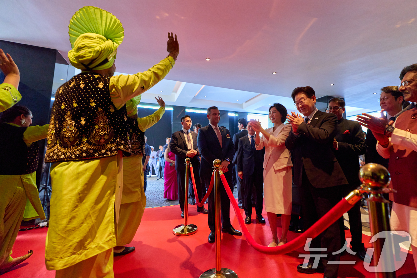 (뉴델리(인도)=뉴스1) 이재명 기자 = 인도를 국빈 방문한 이재명 대통령과 김혜경 여사가 19일 뉴델리의 한 호텔에 도착해 전통춤을 관람하고 있다. (공동취재) 2026.4.19 …