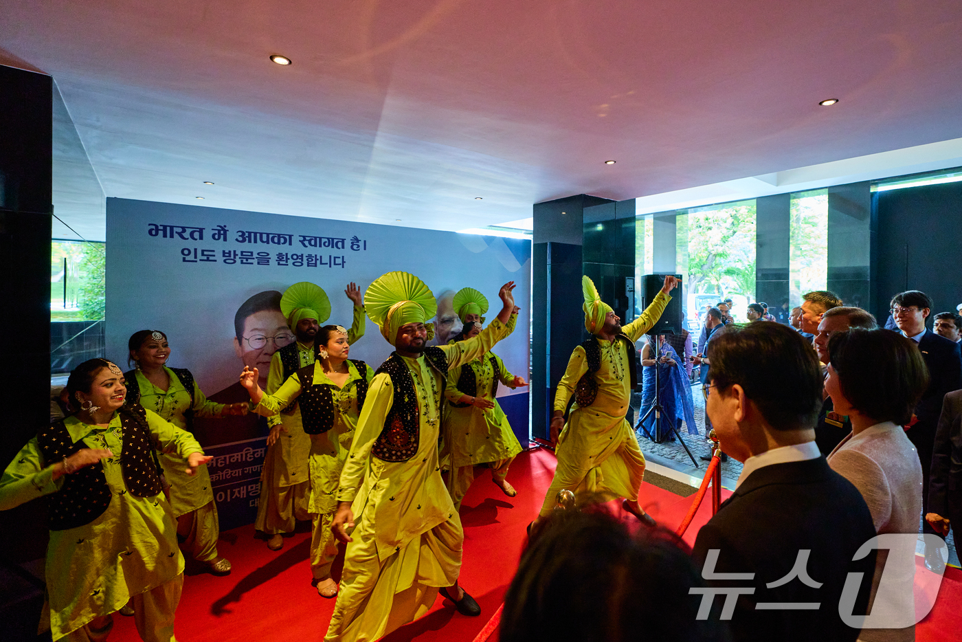 (뉴델리(인도)=뉴스1) 이재명 기자 = 인도를 국빈 방문한 이재명 대통령과 김혜경 여사가 19일 뉴델리의 한 호텔에 도착해 전통춤을 관람하고 있다. (공동취재) 2026.4.19 …