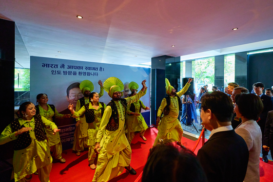 인도 전통춤 관람하는 이재명 대통령 부부