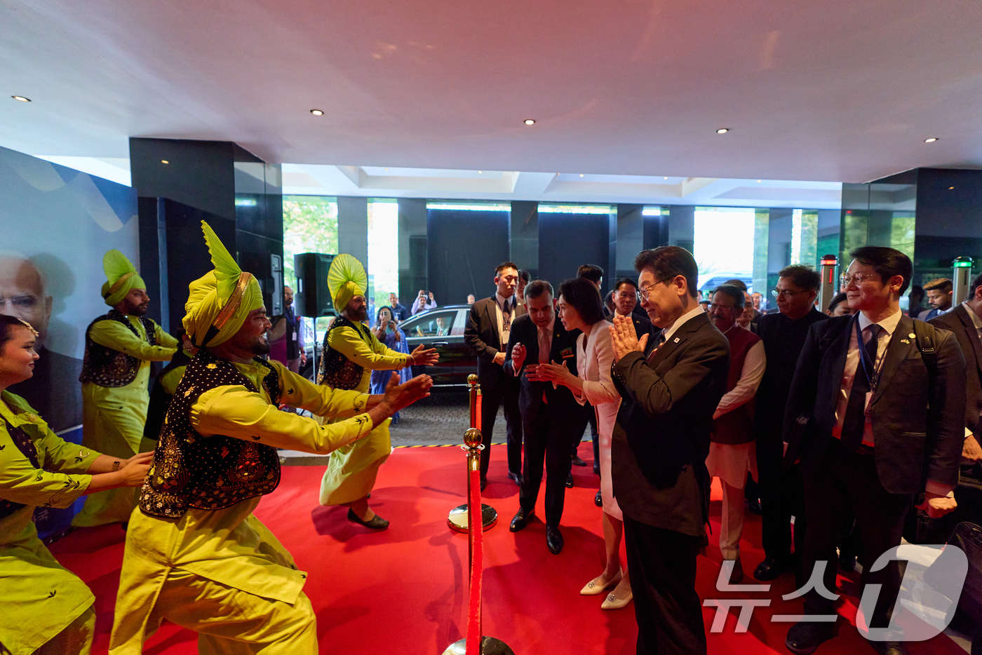 (뉴델리(인도)=뉴스1) 이재명 기자 = 인도를 국빈 방문한 이재명 대통령과 김혜경 여사가 19일 뉴델리의 한 호텔에 도착해 전통춤을 관람하고 있다. (공동취재) 2026.4.19 …