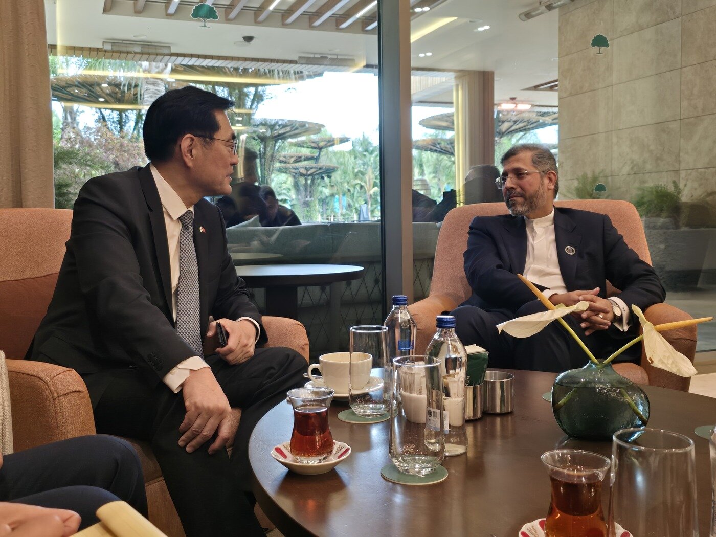 본문 이미지 - 정연두 외교전략정보본부장이 이달 18~19일 튀르키예 남부 안탈리아에서 개최된 '제5차 안탈리아 외교포럼'에 참석했다.  카티브자데 이란 외교차관(오른쪽). (외교부 제공)