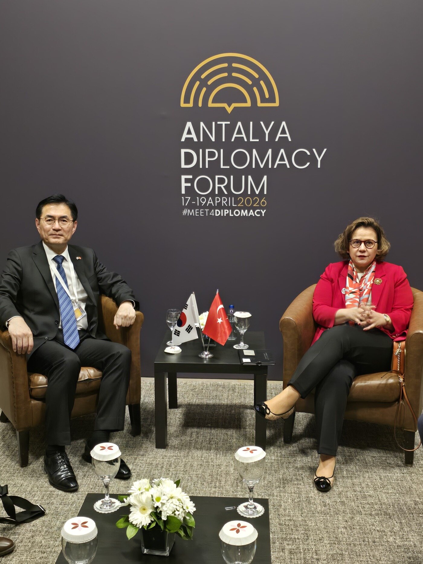 본문 이미지 - 정연두 외교전략정보본부장이 이달 18~19일 튀르키예 남부 안탈리아에서 개최된 '제5차 안탈리아 외교포럼'에 참석했다. 레벤트 귬룩츄 튀르키예 외교차관(오른쪽) (외교부 제공)