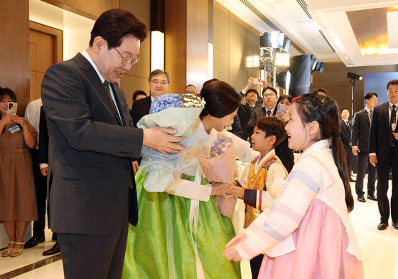 꽃다발 받는 이재명 대통령 부부