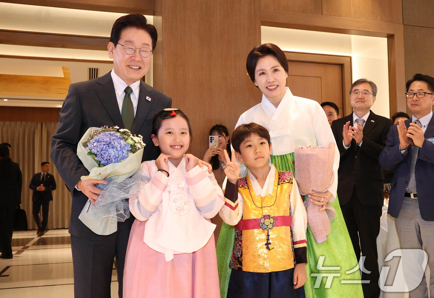 (뉴델리(인도)=뉴스1) 이재명 기자 = 인도를 국빈 방문 중인 이재명 대통령과 김혜경 여사가 19일 뉴델리의 한 호텔에서 열린 동포 만찬 간담회에서 화동에게 꽃다발을 전달 받은 …