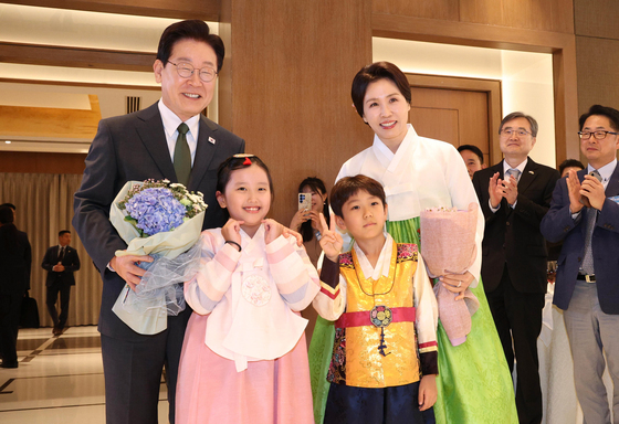 이재명 대통령 부부, 화동과 기념촬영