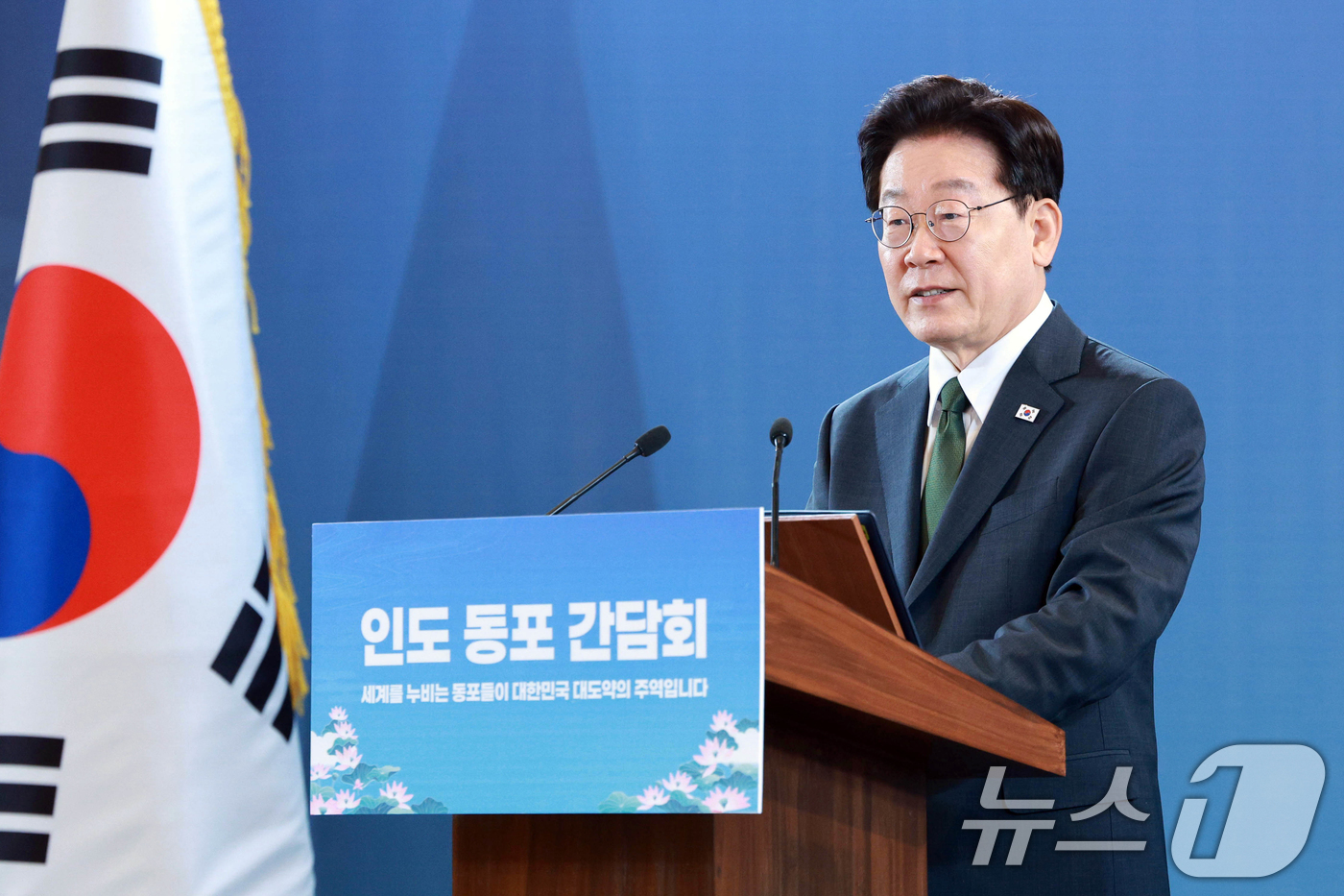 (뉴델리(인도)=뉴스1) 이재명 기자 = 인도를 국빈 방문 중인 이재명 대통령이 19일 뉴델리의 한 호텔에서 열린 동포 만찬 간담회에서 인사말을 하고 있다. 2026.4.19/뉴스 …