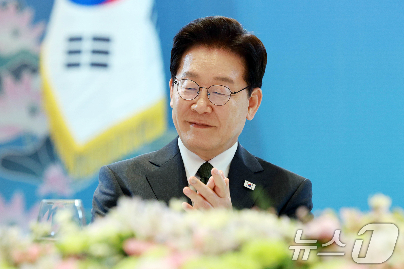 (뉴델리(인도)=뉴스1) 이재명 기자 = 인도를 국빈 방문 중인 이재명 대통령이 19일 뉴델리의 한 호텔에서 열린 동포 만찬 간담회에서 재인도 한인회 총연합회장의 환영사에 박수를 …