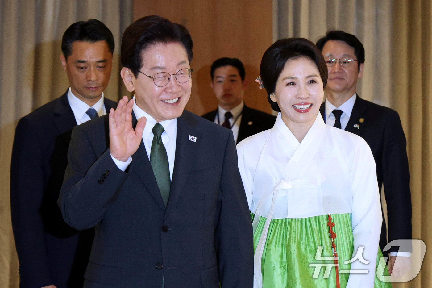 (뉴델리(인도)=뉴스1) 이재명 기자 = 인도를 국빈 방문 중인 이재명 대통령과 김혜경 여사가 19일 뉴델리의 한 호텔에서 열린 동포 만찬 간담회에 입장하고 있다. 2026.4.1 …